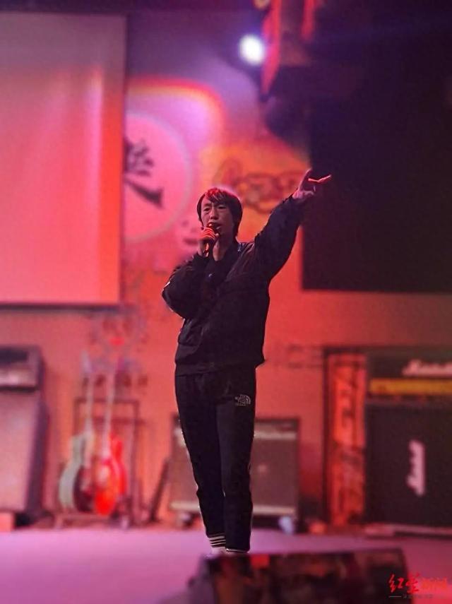 演出邀约已排到9月打算今年结婚冰球突破豪华版41岁男歌手复出(图16)